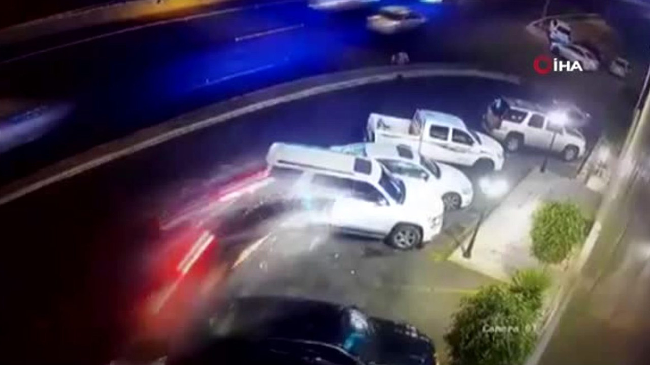 Suudi Arabistan’da kontrolden çıkan cip araçlara çarpıp metrelerce havaya uçtu!
