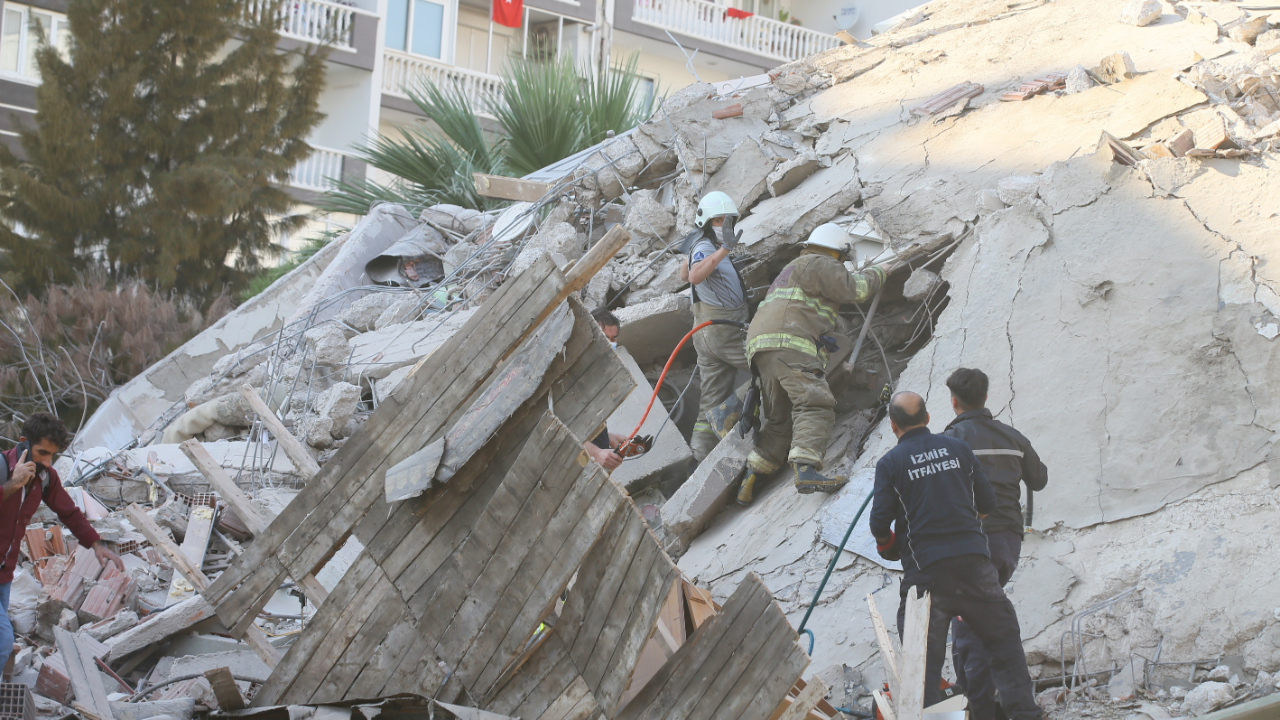 İzmir'de 3 yaralı enkazın altından böyle çıkarıldı