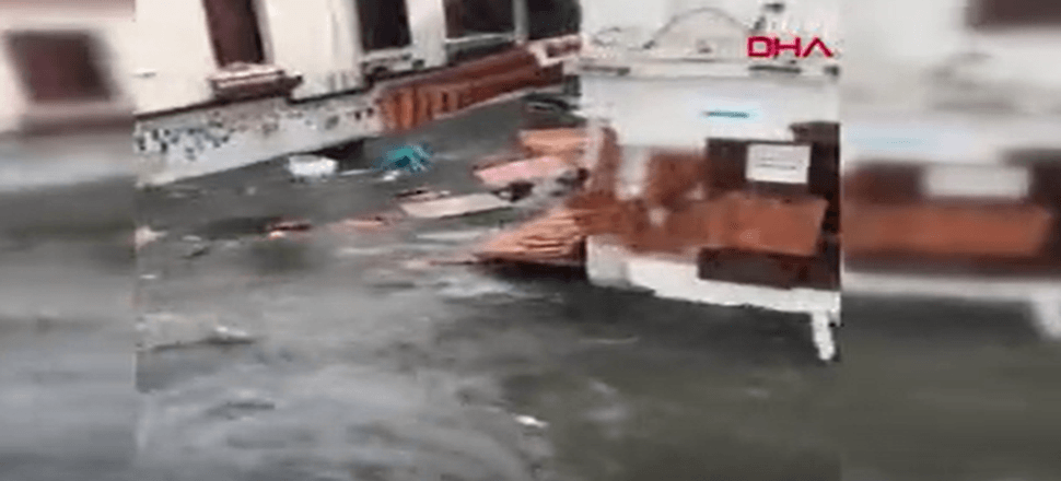 Deniz seviyesi yükseldi, mahalleleri su bastı
