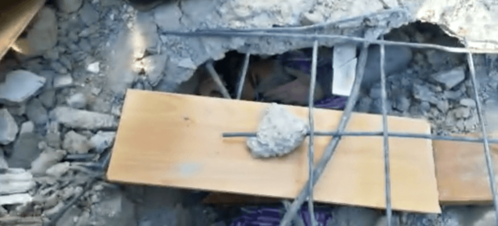 Enkaz altında kurtarılmayı bekledi