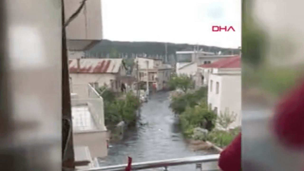 İzmir'deki depremin ardından deniz taştı