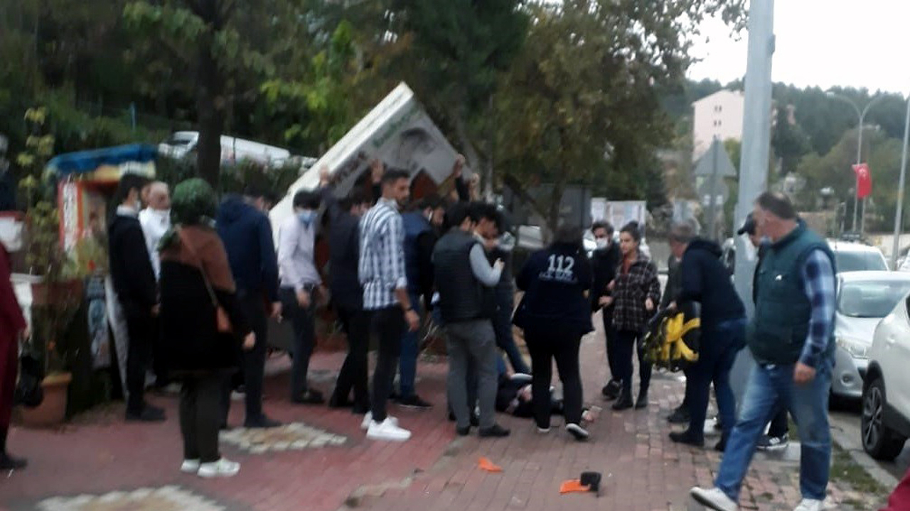 Reklam tabelası kaldırımda yürüyen kadının üzerine düştü