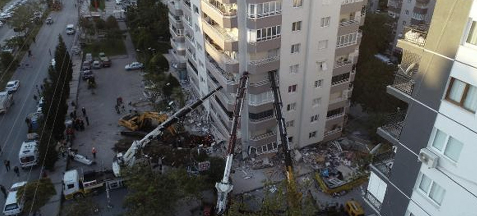 Depremde ilk 3 katı çöküp yan yatan bina, vinçlerle desteklendi!
