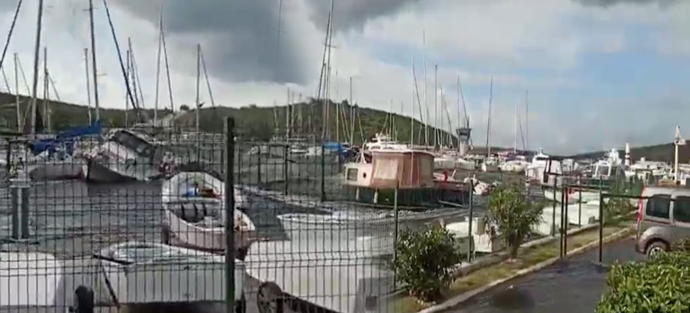 İzmir'de deprem sonrası büyük panik! Saniye saniye kaydedildi: Bina ile deniz arasında kaldılar...