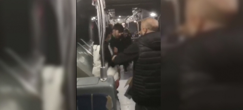 Metrobüste bıçaklı yan baktın kavgası!