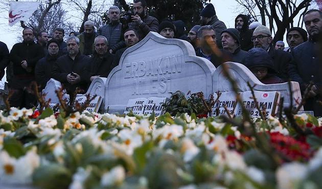 Merhum Necmettin Erbakan kabri başında anıldı
