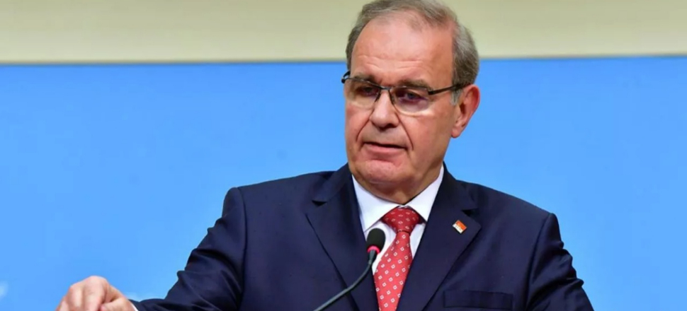 Gerçeği biliyor ama bilerek yalan söylüyor