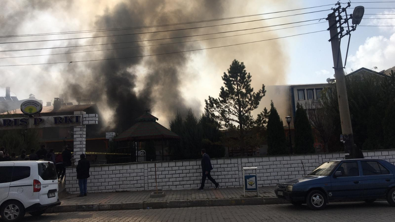 Van'da halk pazarında büyük yangın