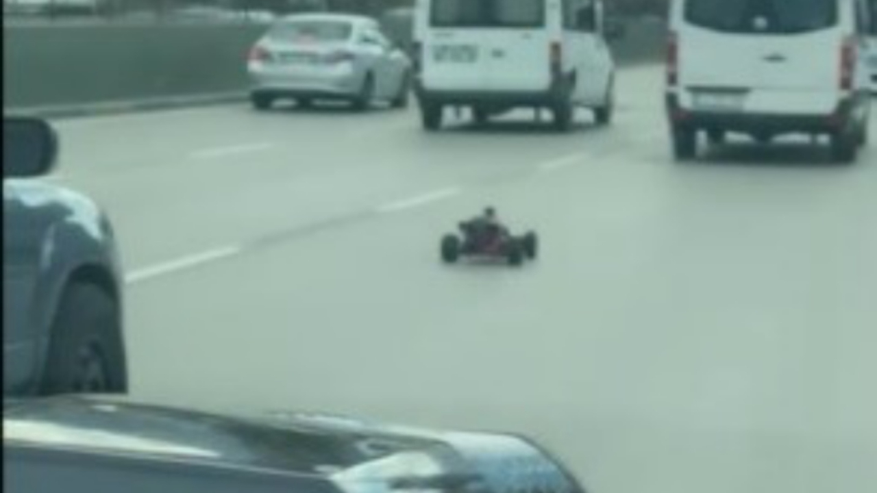 Oyuncak araba trafiği birbirine kattı