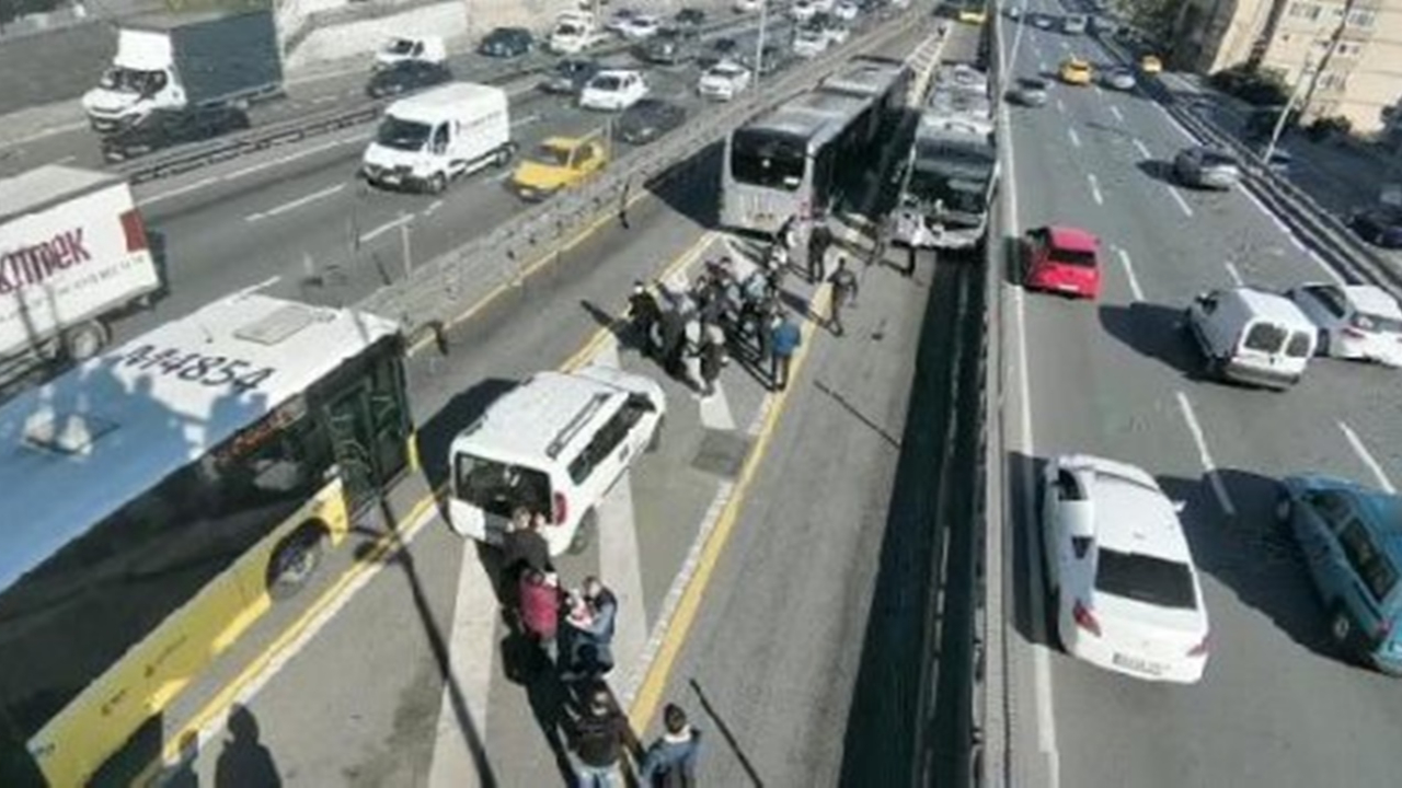Avcılar'da metrobüs yayaya çarptı