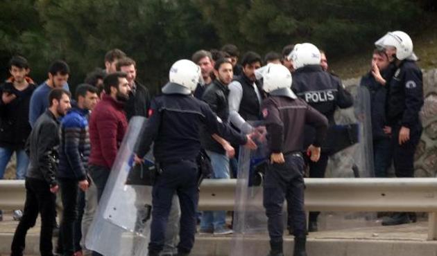 Kocaeli Üniversitesi'nde taşlı, sopalı kavga...