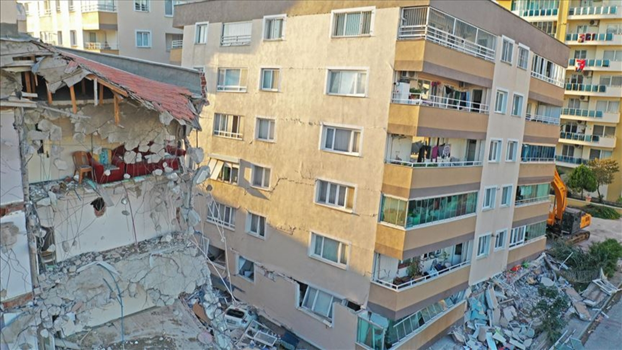 İzmir'de 124 bina ağır hasarlı