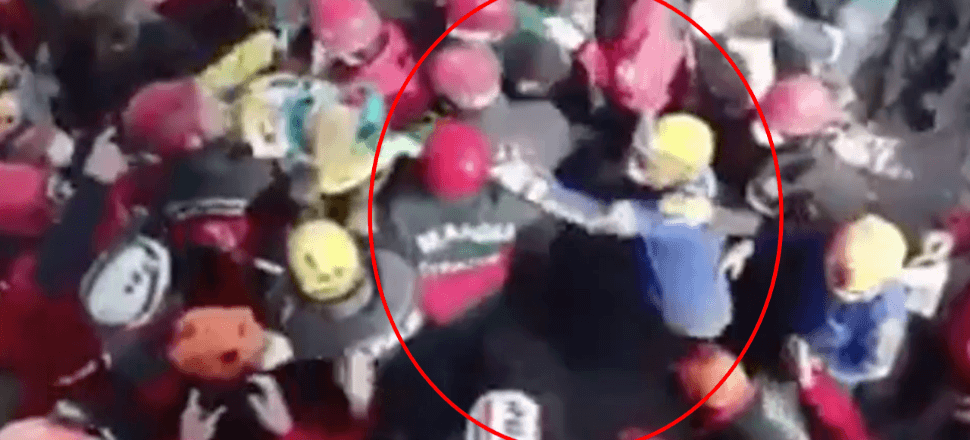 Ayda'nın ambulansa taşındığı sırada tepki çeken görüntü