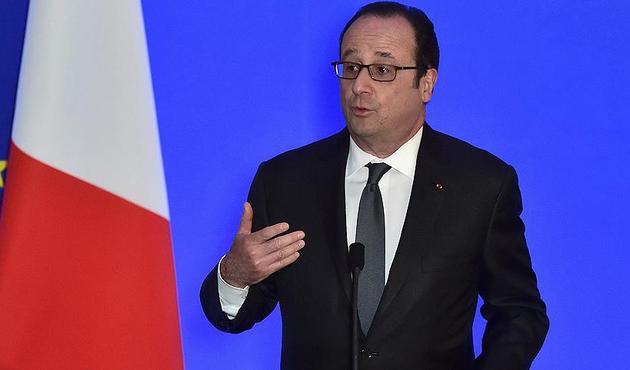 Fransa Cumhurbaşkanı Hollande konuşurken keskin nişancının silahı ateş aldı! / VİDEO