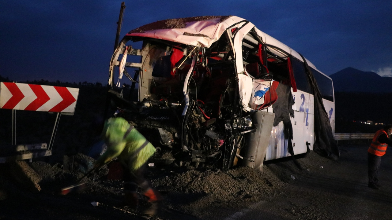 Yolcu otobüsü TIR'la çarpıştı