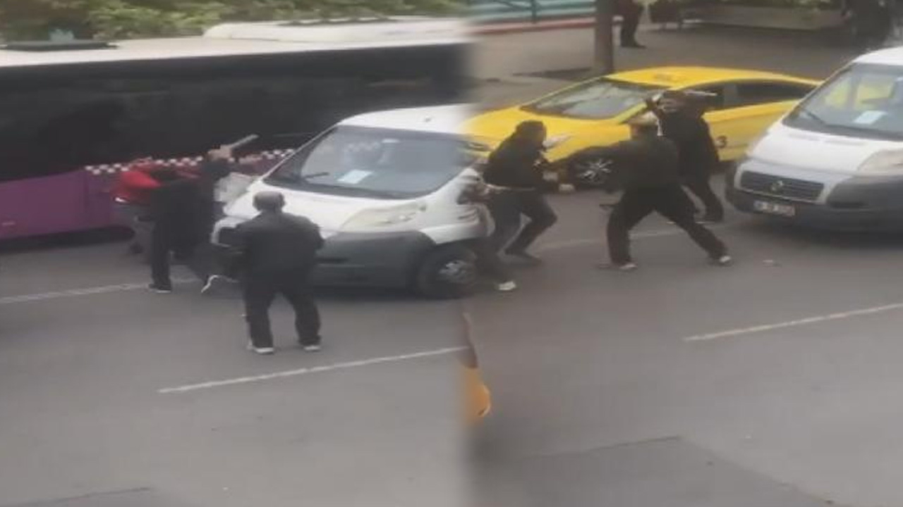 Kadıköy'de sopalı yol verme kavgası kamerada!