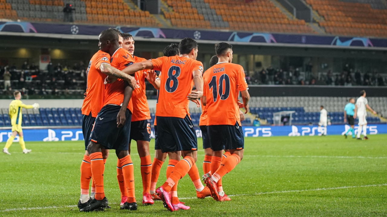 Medipol Başakşehir evinde Manchester United'ı devirdi