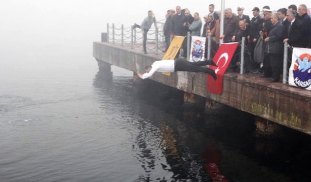 Kahraman başkan hiç tereddüt etmeden denize atladı!
