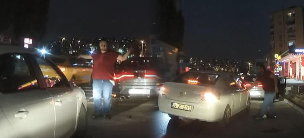 Beyoğlu'nda trafik zorbasına dayak kamerada
