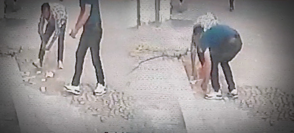 Cebinden düşen paraları fark etmedi... İmdadına yardımseverler yetişti!