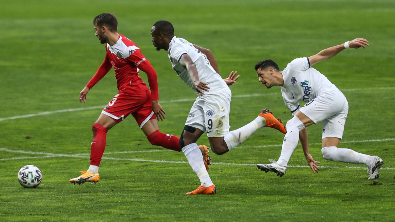 Antalyaspor'dan Kasımpaşa'da müthiş geri dönüş