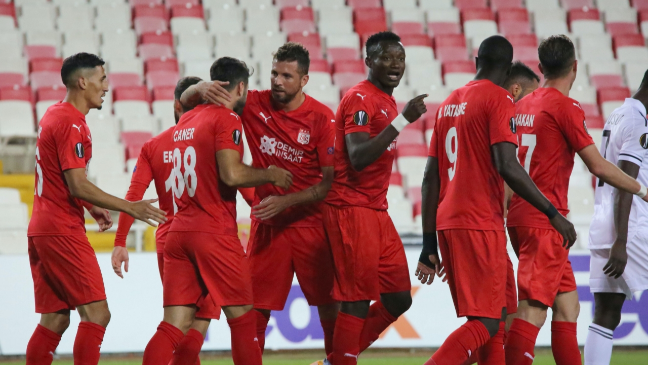Sivasspor evinde Karabağ'ı iki golle geçti