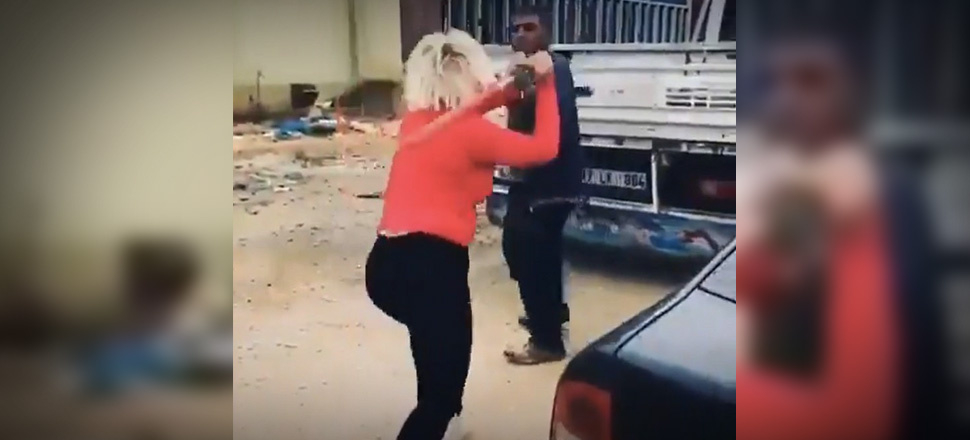 Köpeklerin mamalarını çalan hırsızı beyzbol sopasıyla dövdü!
