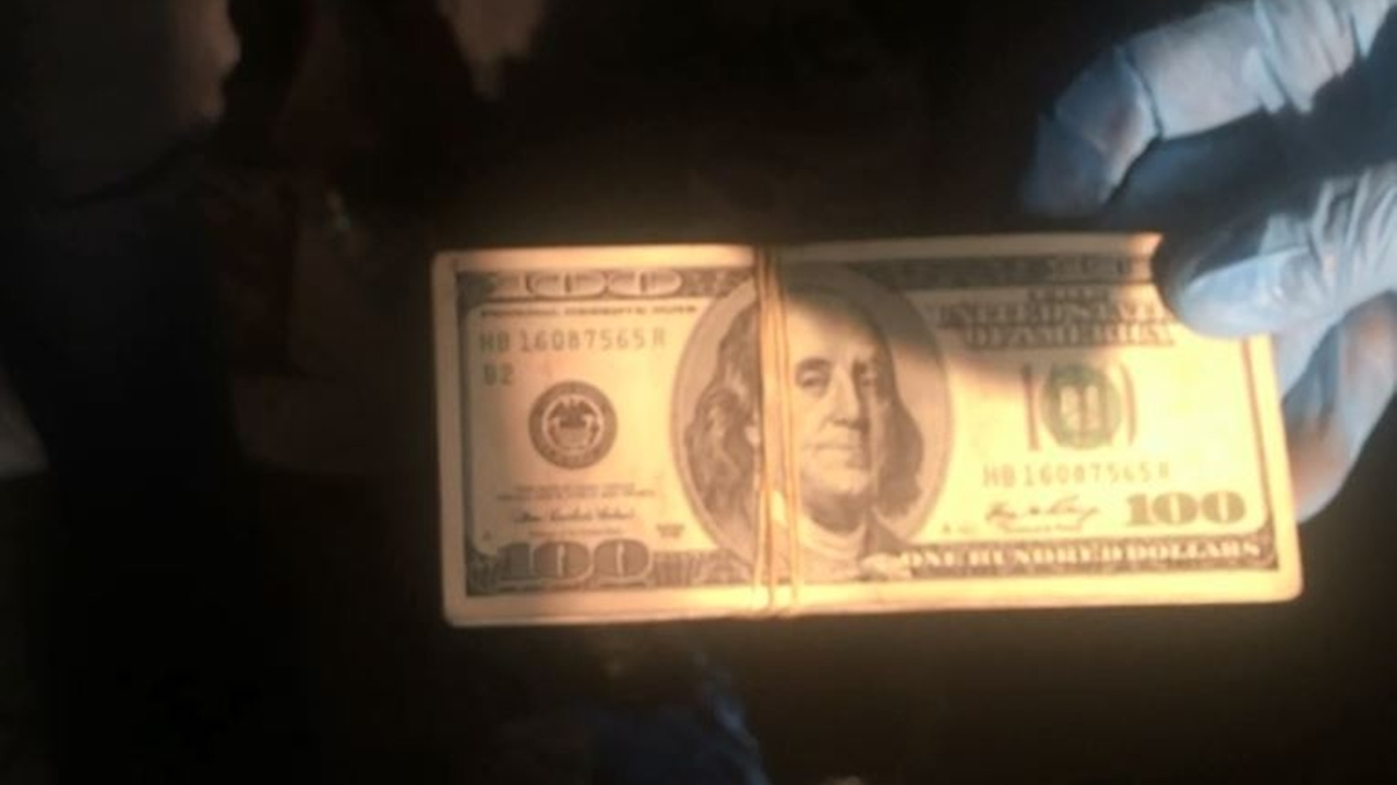 Profil demirlerinin içerisinden deste, deste dolar çıktı