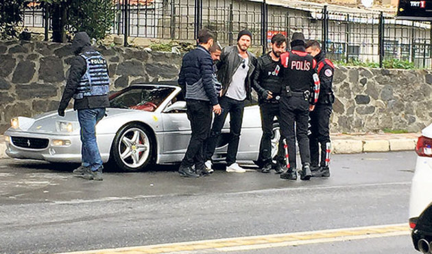 Kıvanç Tatlıtuğ polis kontrolüne takıldı