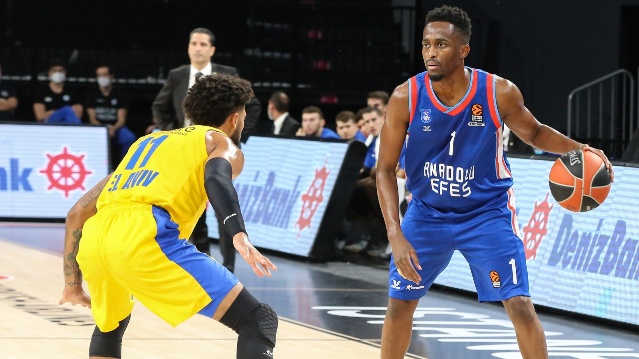 Anadolu Efes evinde Maccabi'yi son topta devirdi