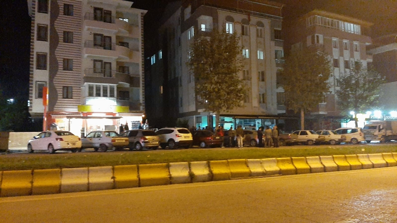 Silahla oynayan çocuk kendisini vurdu