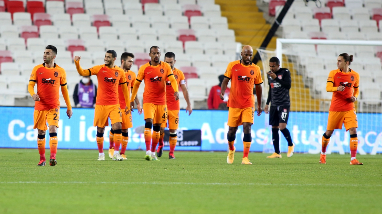 Galatasaray Sivasspor'u da devirdi, milli araya 3'te 3'le girdi