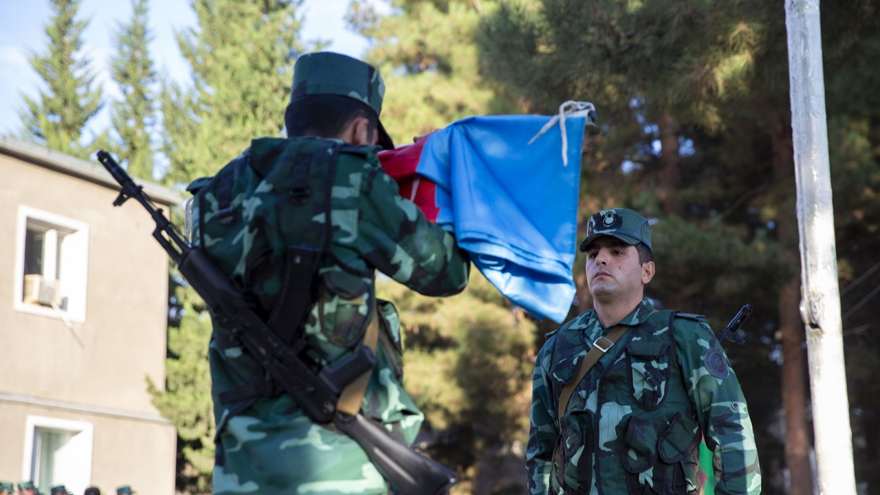 Azerbaycan bayrağı böyle göndere çekildi