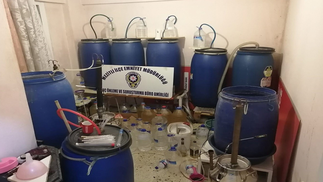 Kaçak içki üretmek için evi mini fabrikaya çevirmiş!