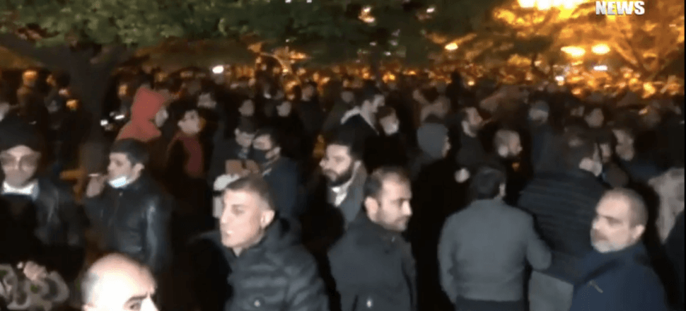 Ermenistan'da halk Paşinyan'ın makamını bastı