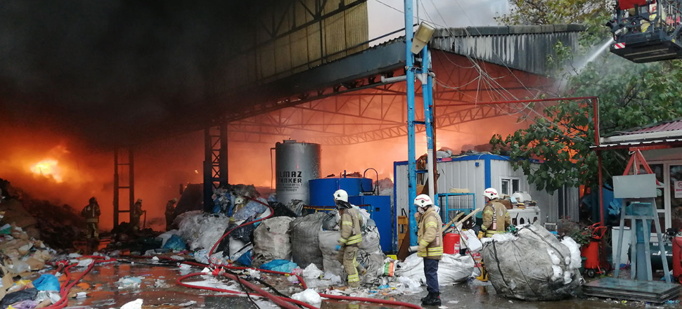 İstanbul'da kağıt fabrikasında yangın!
