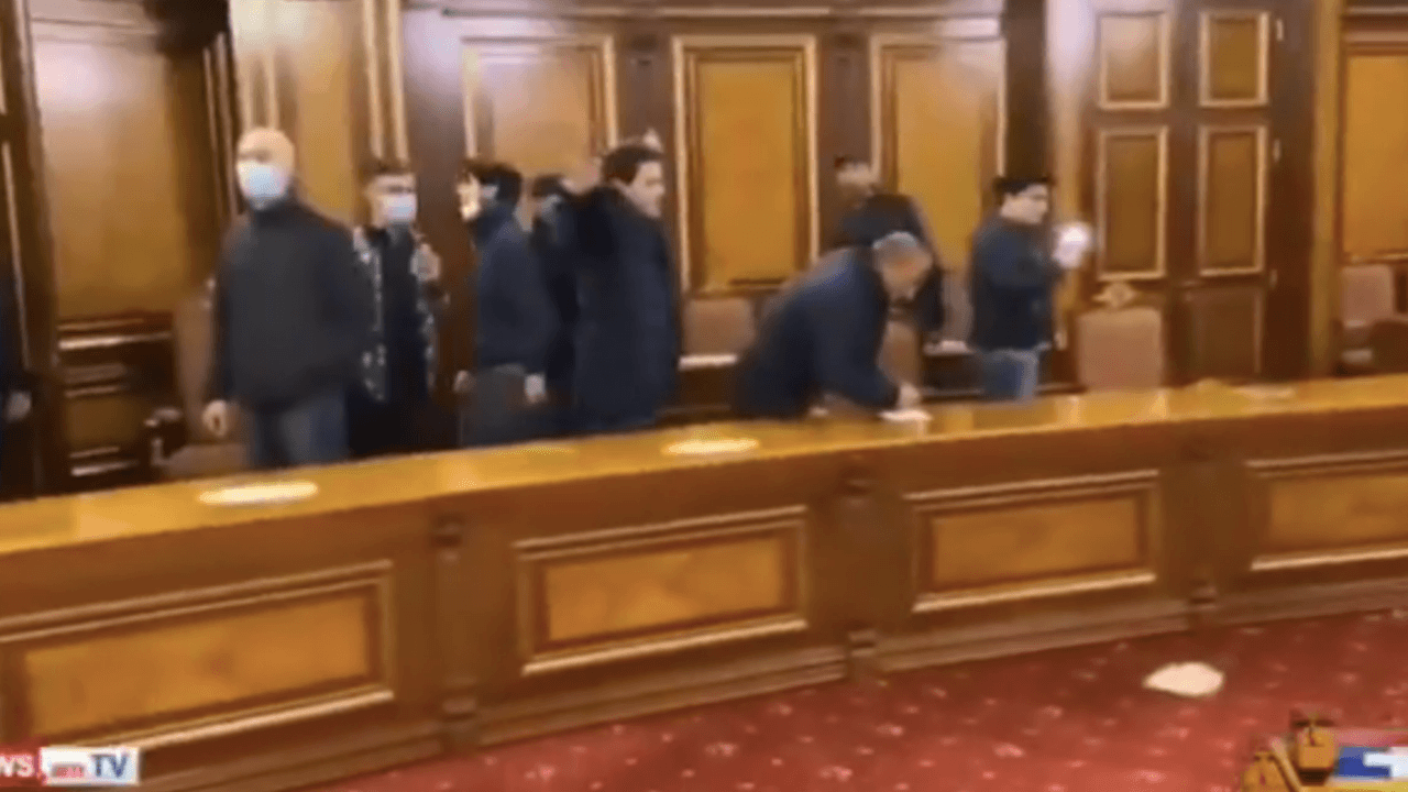 Ermenistan'da halk ayaklandı
