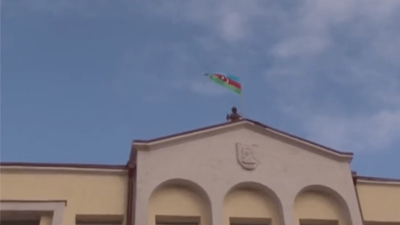 Azerbaycan bayrağı Karabağ'ın kalbinde dalgalanıyor