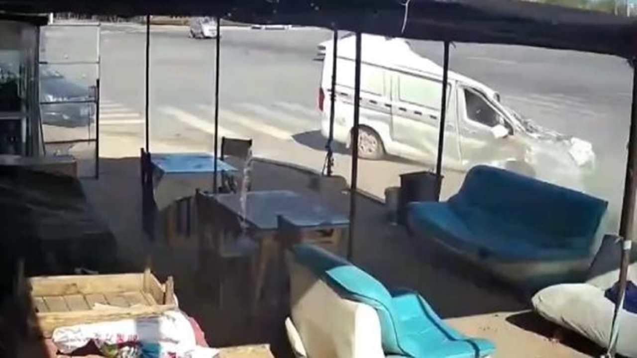 Kağıt gibi ezilen minibüs şoförünün mucize kurtuluşu
