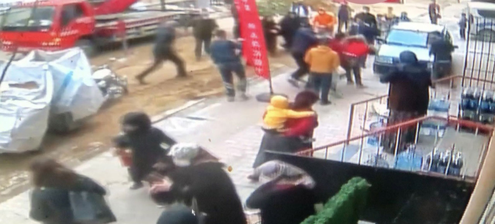 Ağaç kavgasına uçan tekmeli müdahale!