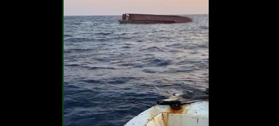 Yunan bayraklı tankere çarpan tekne alabora oldu!