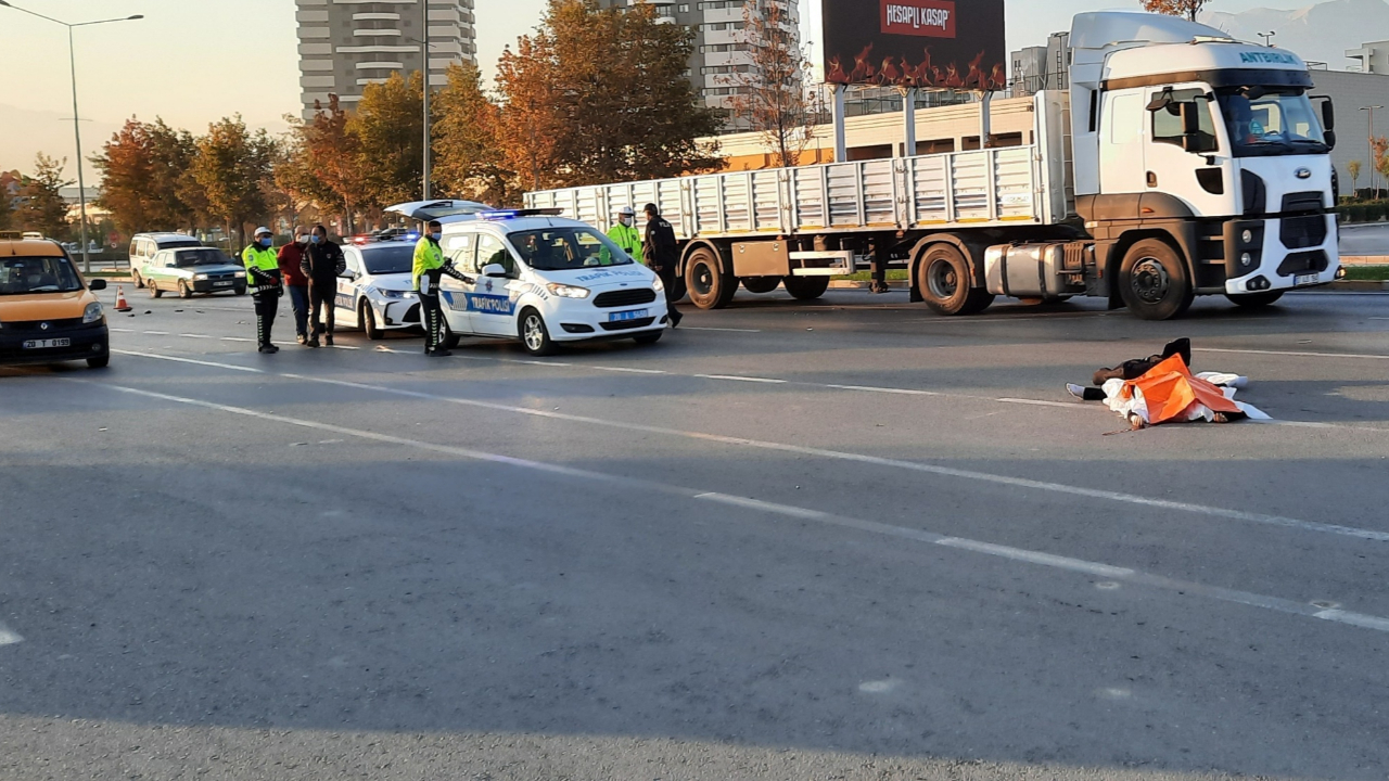 Motosikletin çarptığı kadın metrelerce sürüklendi