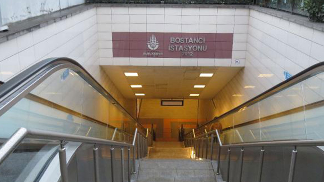 Kadıköy metro istasyonunda raylara atladı
