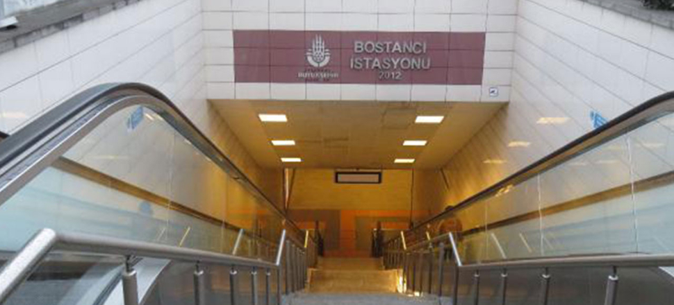 Kadıköy metro istasyonunda raylara atladı