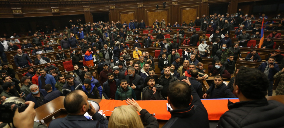 Ermenistan'da halk parlamento binasını bastı