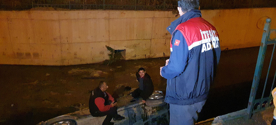 Kanala uçtukları aracın üzerinde yardım beklediler