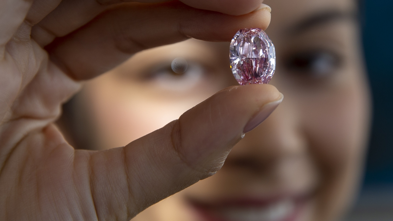 Pembe elmas rekor fiyatla satıldı