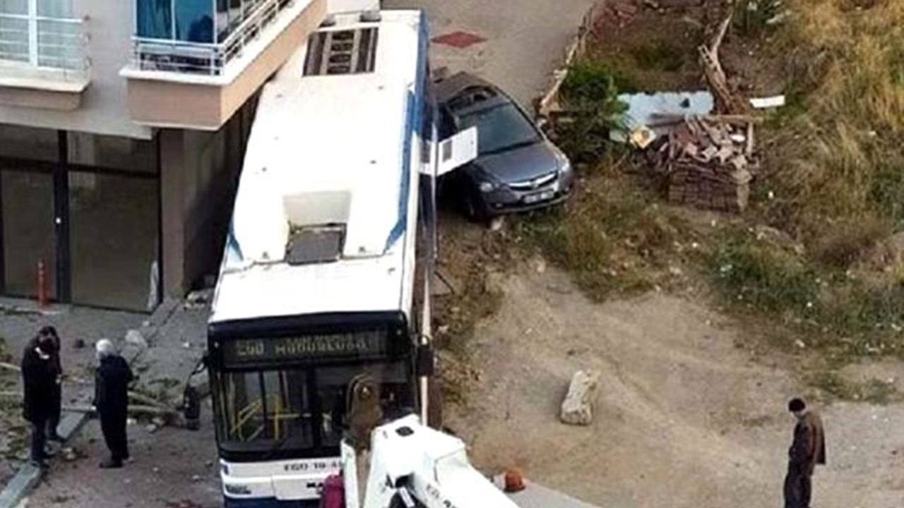 Freni boşalan otobüs apartmana böyle çarptı