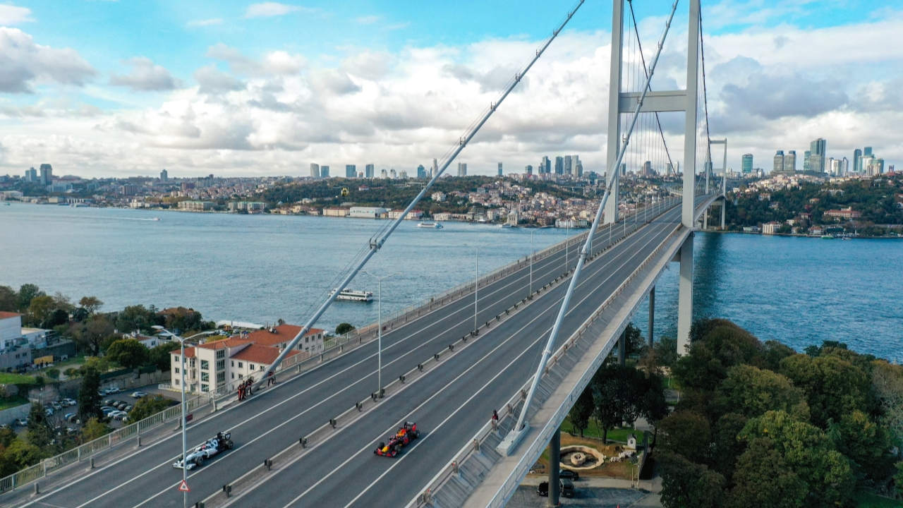 Boğaz'da Formula 1 araçlarına yoğun ilgi