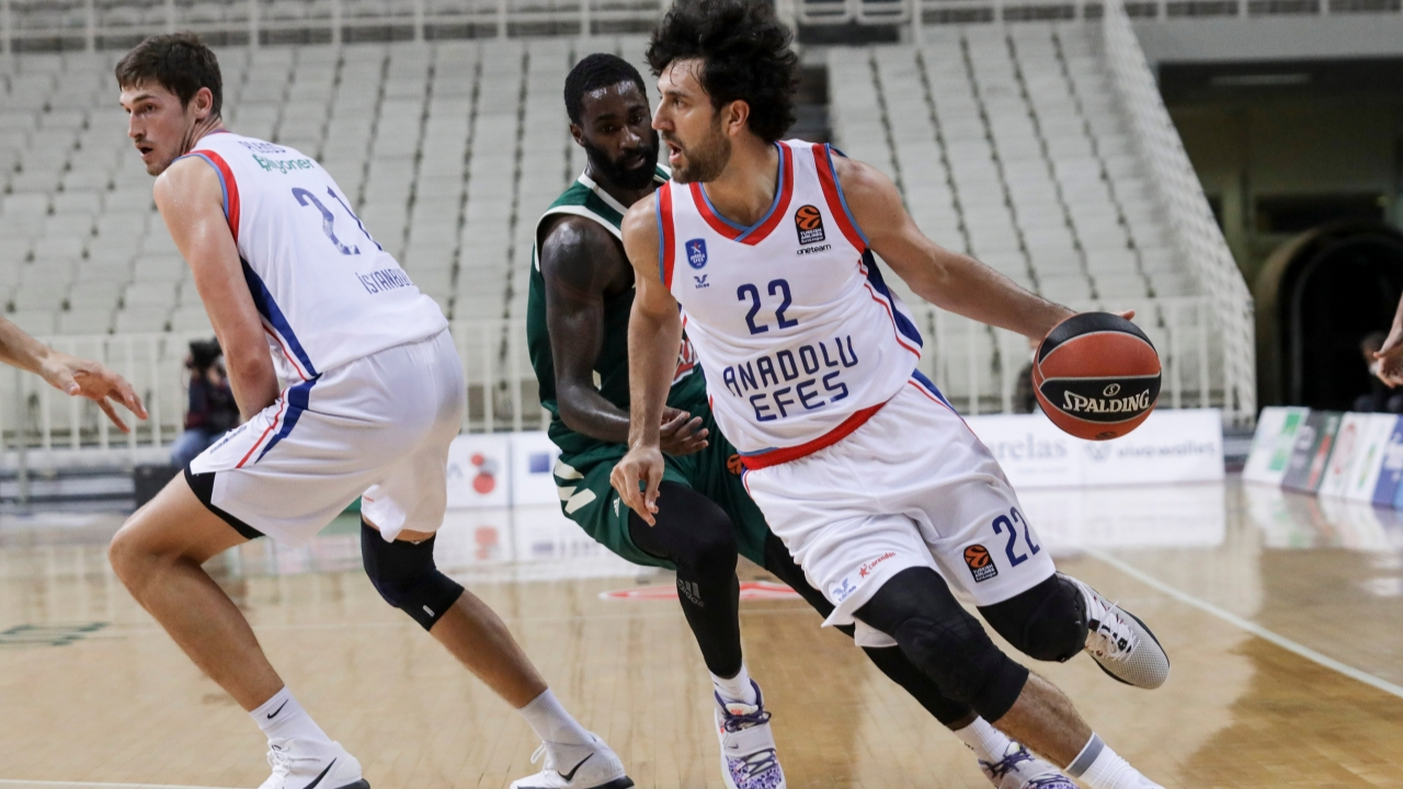 Anadolu Efes 14 yıl sonra OAKA'da Panathinaikos'u yendi